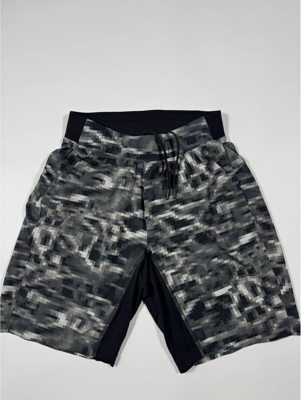 Lululemon T.H.E. Short Mens Small Gray Digital Camo Lined 7” Training Shorts